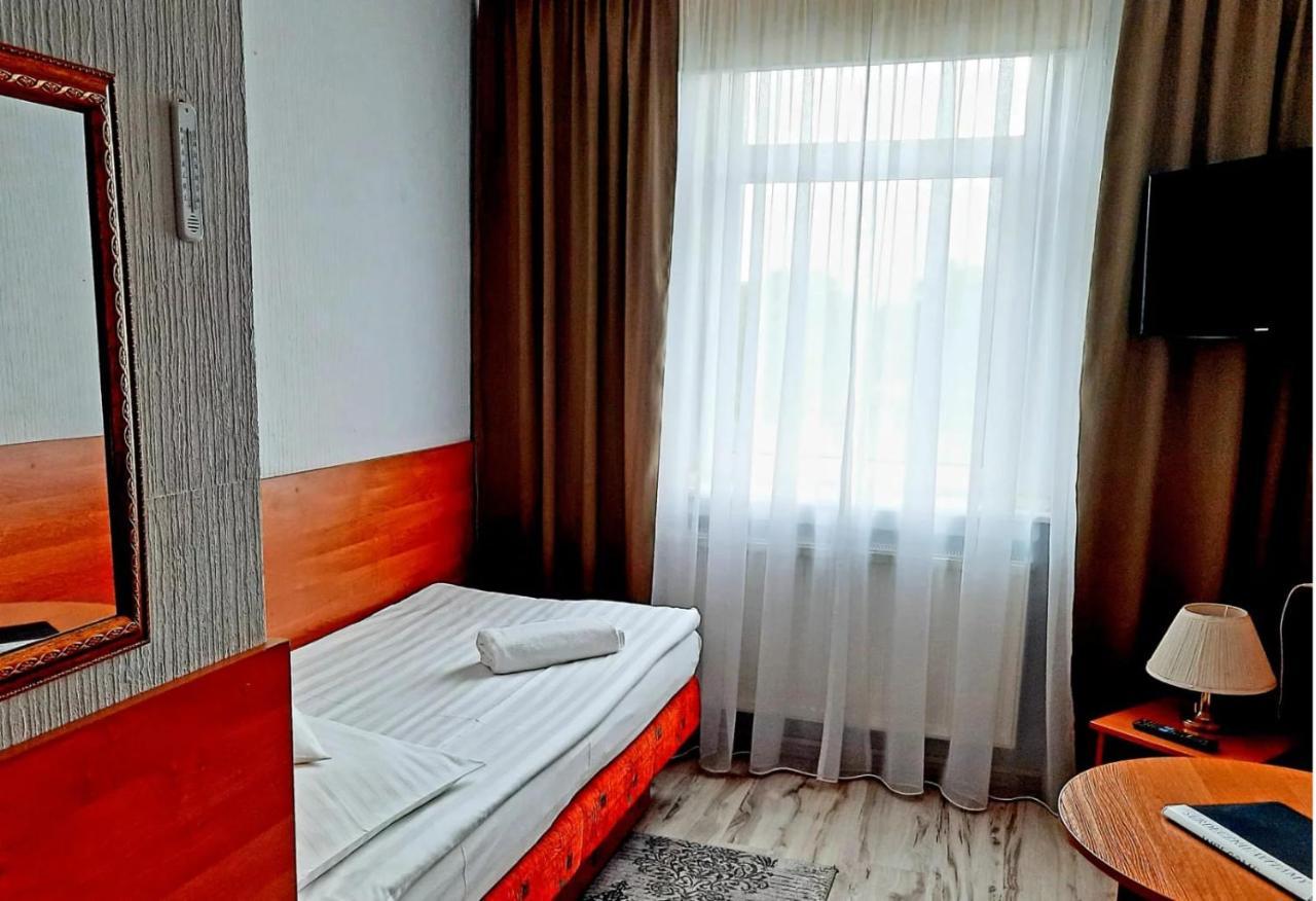 Hotel Bursztyn Kalisz  Bagian luar foto