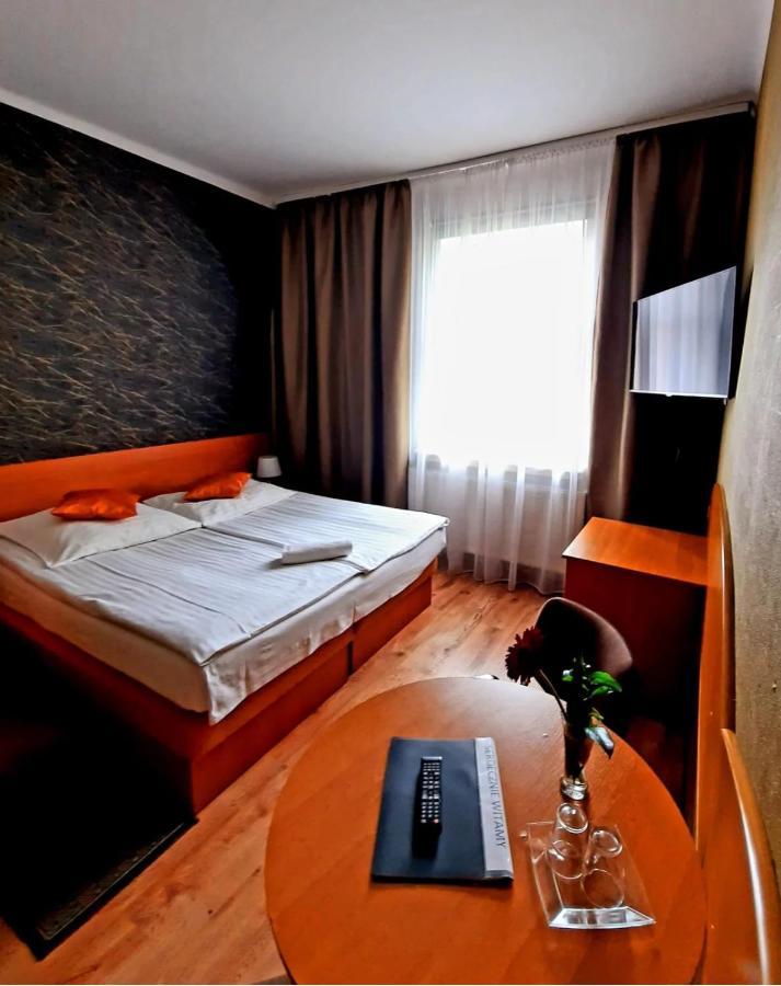 Hotel Bursztyn Kalisz  Bagian luar foto