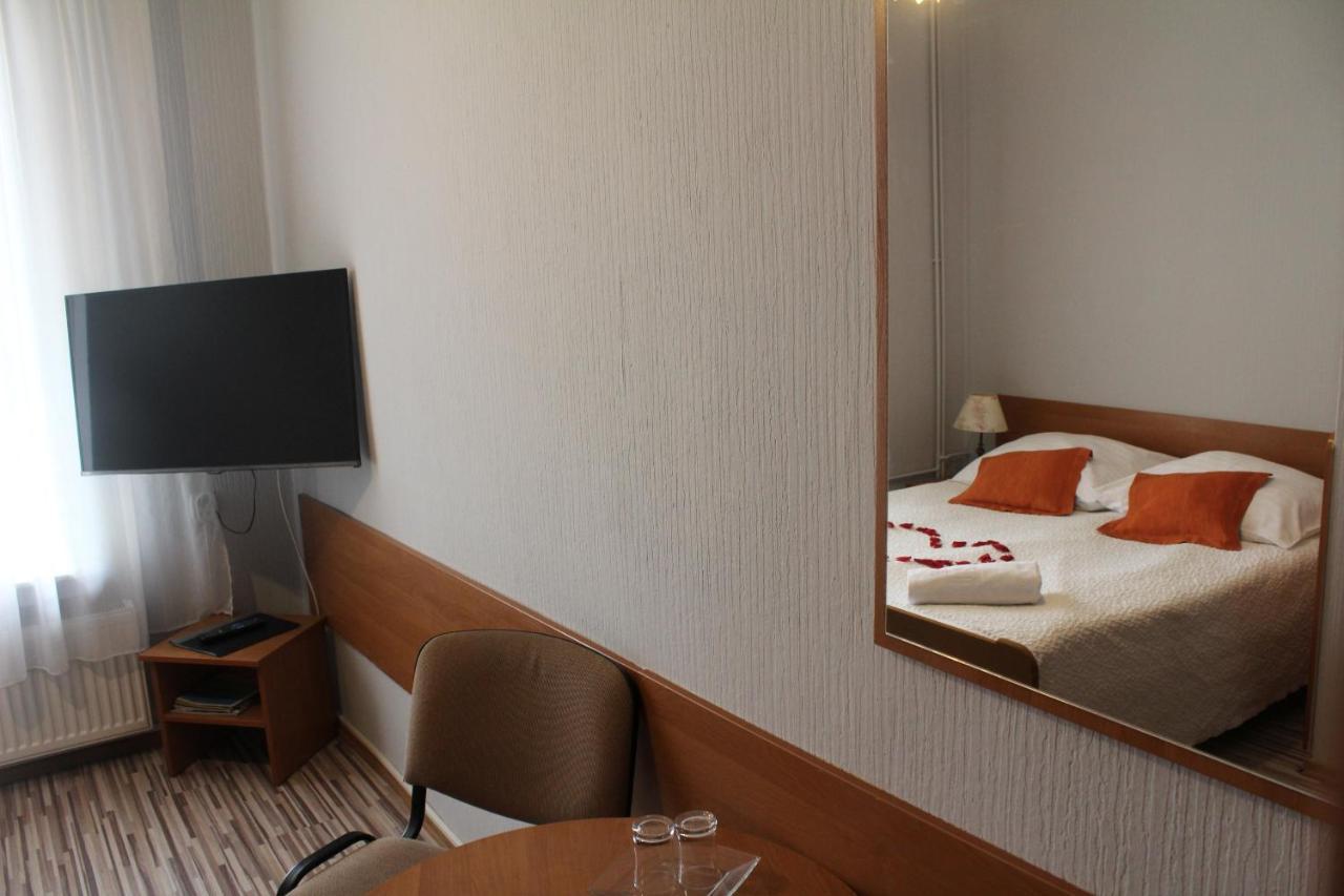 Hotel Bursztyn Kalisz  Bagian luar foto